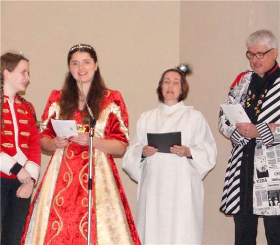 Kinderprinzessin Lena und Gemeindereferentin Stefanie Heinzen (2.v.re.) gestalteten mit Helfern den Wortgottesdienst.