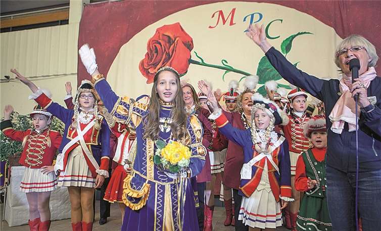 Kinderprinzessin Lilien I. (Thoms) regiert ab sofort über die Nachwuchs-Narrenschar in Meckenheim. Sie wurde von Vizebürgermeisterin Heidi Wiens (rechts) feierlich proklamiert.JOST