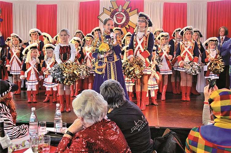 Kinderprinzessin Lilien I. gibt sich die Ehre und wendet sich an die jecken Wiever im Saal. -STEIN-