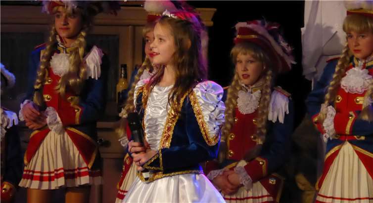 Kinderprinzessin Maria I. von der flinken Nadelwurde von ihrem Gefolge unterstützt. Fotos: -GBA-