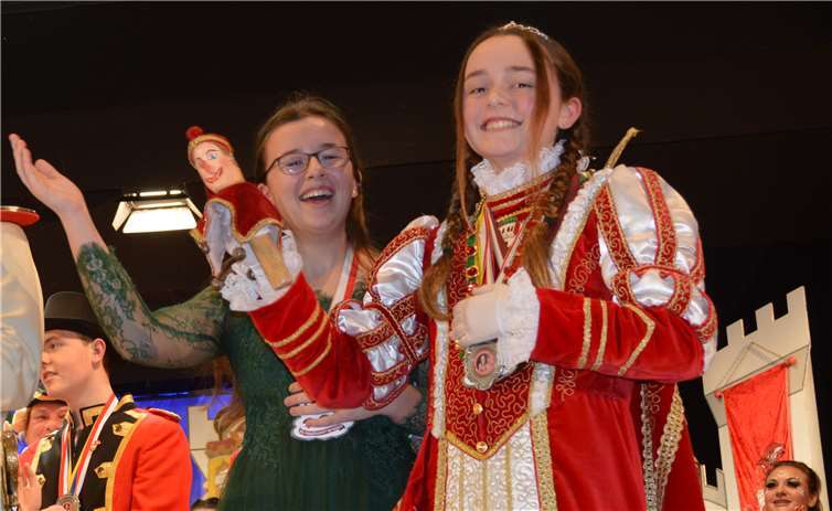 Kinderprinzessin Sara Muth und Hofdame Emily Kuhlen begrüßten ihr Publikum.