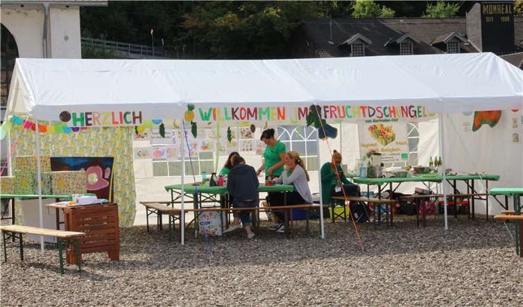 Kinderprogramm im Partyzelt.