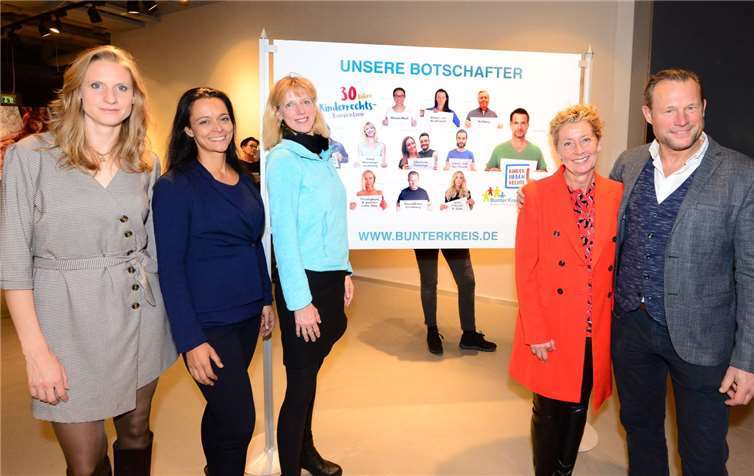 Kinderrechte tiefer in das Bewusstsein der Öffentlichkeit zu rücken, dafür setzen sich unter anderen ein: Diplomfotografin Julia Berlin, Schauspielerin Yvonne de Bark, Moderatorin Insa Backe, Inka Orth (Vorstandsvorsitzende Bunter Kreis Rheinland) und Schauspieler Hanno Friedrich. (v.l.). Foto: US