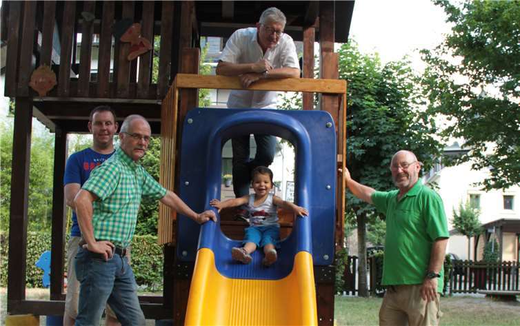 Kinderrutscheübergabe durch Uwe Kewitz (Prokurist - Volksbank Rhein-Lahn-Limburg eG)(oben mitte). Antonio Beisel (auf der Rutsche), Peter Beisel Lutz Zaun (Bürgermeister),Hubert Crezelius (2. Vorsitzende).