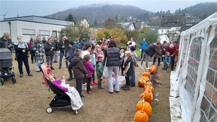 Kinderschminken, Wanderung und Präsentation der geschnitzten Kürbisse ermöglichen ein gelungenes Herbstfest.  Foto: Günter Fröhlich