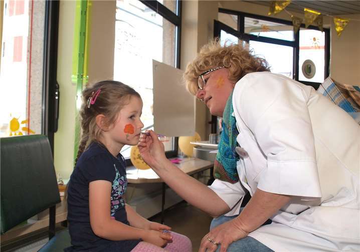Kinderschminken auch das nahm Apotheken-Mitarbeiterin Nicola Münz selbst in die Hand und Amelie freute sich sehr über das gelungene Werk.