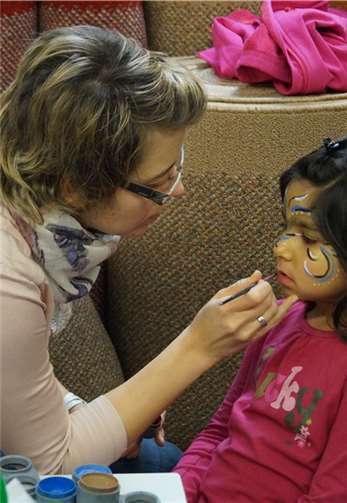 Kinderschminken ist bei den Kleinen ein echter Klassiker.