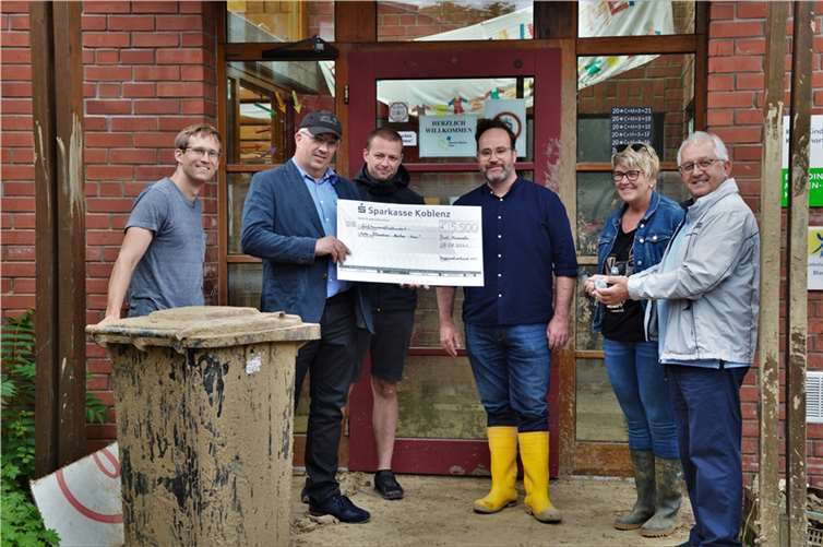 Kindertagesstätte „ Blandine-Merten-Haus“ in Bad Neuenahr: v.li. Leiter der Einrichtung Herr Stefan Ibs, 2. Vorsitzende des Regionalverbandes 407 Herr Uwe Rondorf, Schatzmeister des Fördervereins Herr Maximilian Felk, 1. Vorsitzende des Fördervereins Herr Dr. Jörg Henkel, stellvertretende Leiterin und Erzieherin Frau Gudrun Seydel und 1. Vorsitzende der Brieftaubenreisevereinigung „1900“ Koblenz u.U.e.V. Herr Bernhard Niekrawietz.Foto: privat