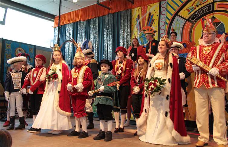 Kindertollitäten Dennis II. und Franziska II., den Tollitäten, Sr. Prinz Klaus V. vom närrischen Zugmarschall-Amt (Klaus Faßbender) und ihre Lieblichkeit Lahno-Rhenania Vera I. (Vera Schmitz) aus Lahnstein mit Prinzengefolge.