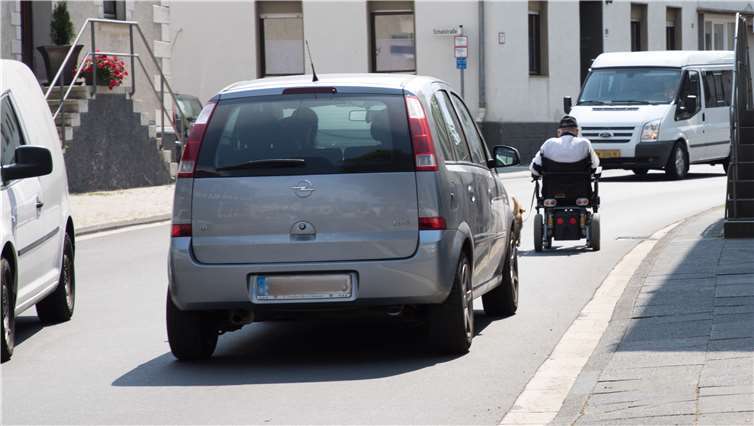 Kinderwagen, Rollatoren und Rollstühle, die wegen des schmalen Gehwegs auf die Fahrbahn ausweichen müssen, geraten hier in Gefahr. -CEW-