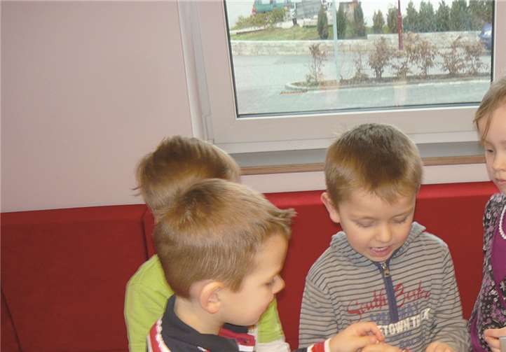 Kindgerecht, unter Einbezug der jungen Zuhörer und mithilfe eines Modells sowie vielen Visualisierungen vermittelte Frau Dr. Niewöhner das Alltagsphänomen Schluckauf. privat