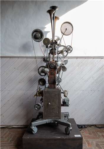 Kinetische Kunstmaschinen aus Schrott zogen Blicke auf sich.