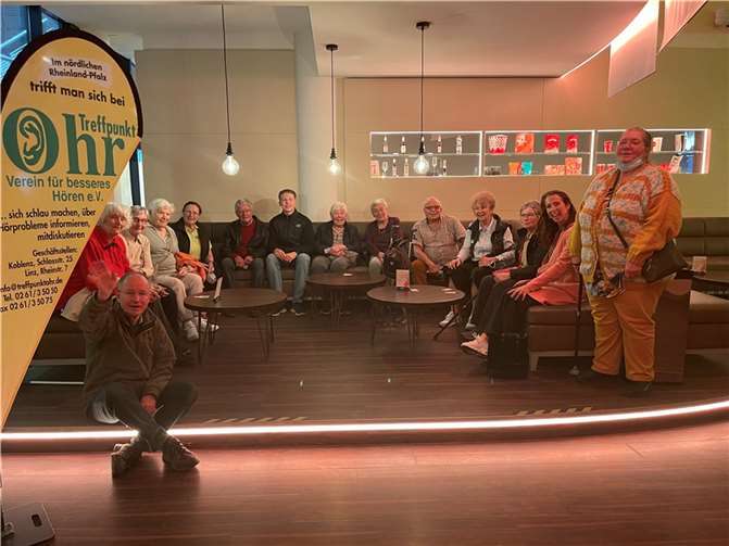 Kinogenuss für die Mitglieder von Treffpunkt Ohr e.V. : Dank der Induktionsschleife ab 3. Reihe im Kinosaal konnten Teilnehmende, die entsprechend ausgestattete Hörsysteme oder ein CI besitzen, den gesprochenen Text viel besser verstehen. Foto: Treffpunkt Ohr