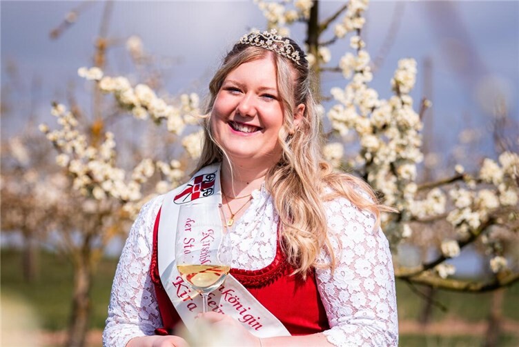 Kira I. verabschiedet sich als Kirschblütenkönigin.