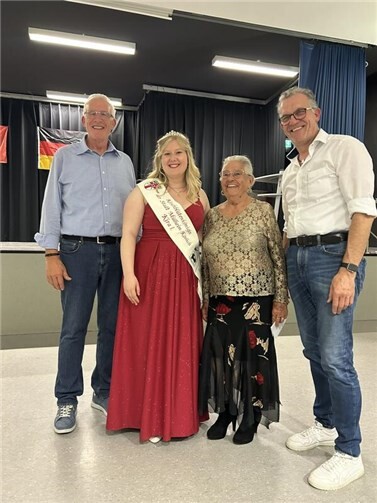 Kira I. verabschiedet sich als Kirschblütenkönigin.