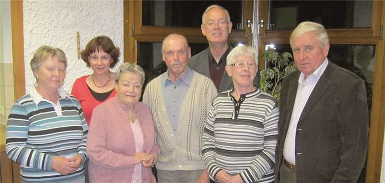 Kirchenchor Kripp wählte Arno Nechterschen (Mitte) zum neuen Vorsitzenden. AB