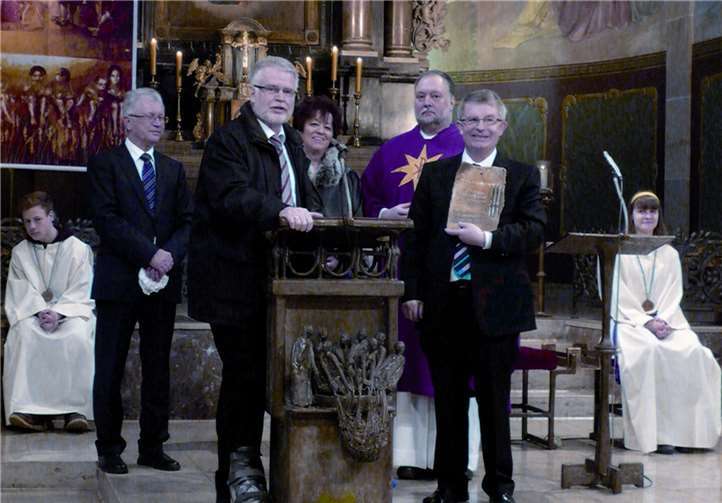 Kirchenchor und Pfarrgemeinderat sowie Pastor Frevel (2. v. r) gratulierten Hans-Peter Wüst (r.) zu seinem Jubiläum. BSB