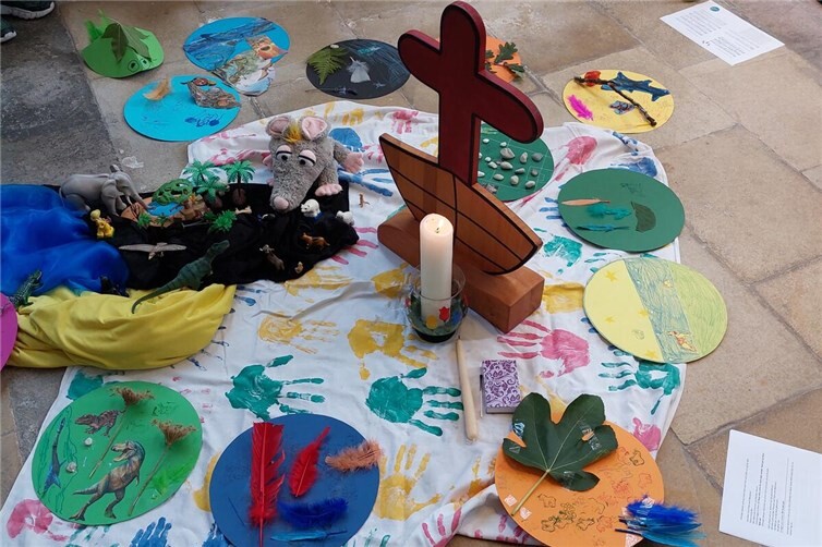 Kirchenmaus Mümmel ist beim Kindergottesdienst dabei