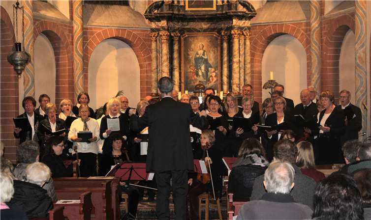 Kirchenmusiker Martin Monter hatte – wie in den Vorjahren die – Gesamtleitung des Konzerts in St. Severinus.  DL