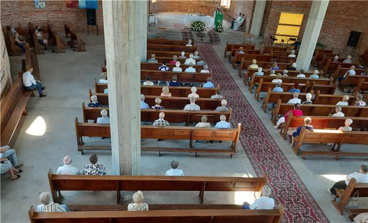 Kirchenraum der neu erbauten Kirche Dzialoszyn mit den Bänken aus der Matthiaskirche.Foto: privat