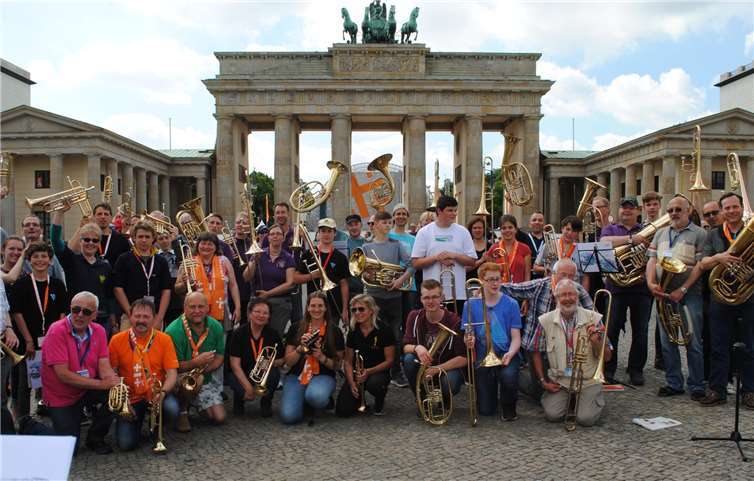 Kirchentage sind immer ein Gemeinschaftserlebnis, nicht nur für die Mitwirkenden wie diese Bläser aus dem Kreis während des jüngsten Protestanten-Treffens in Berlin. Auch nach Dortmund bietet das Dekanat eine Gemeinschaftsfahrt unter dem Motto „Was für ein Vertrauen!“. Foto: Dekanat Nassauer Land