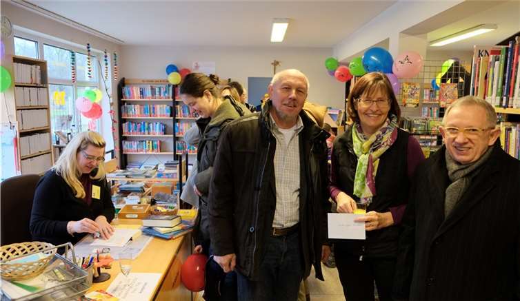 Kirchenvorstand Rainer Schmitz (l.), Büchereileiterin Käthe Langer (Mitte) und Pater Stanislaus Friede (r.) beim Umtrunk anlässlich des Jubiläums. privat