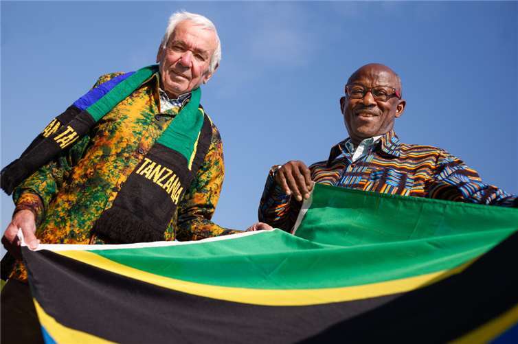 Kirchenvorstandsmitglieds Eberhard Ströder mit seinem Freund Lee Cosmas Ndeiy. Foto: Peter Bongard