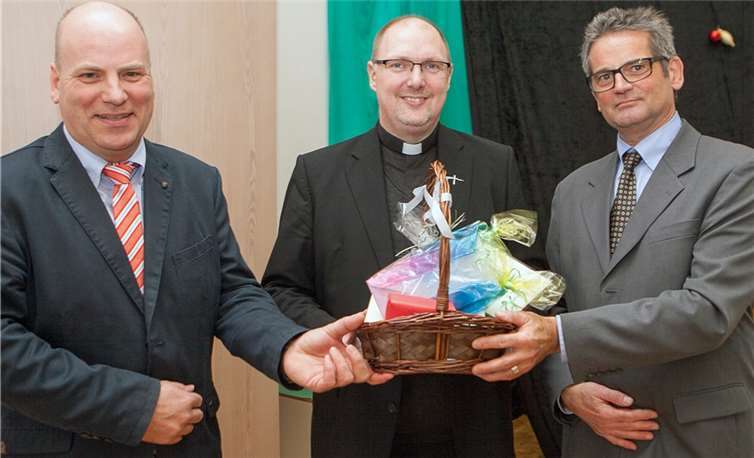 Kirchenvorstandsvorsitzender Joachim Schneider (links) und Pfarrgemeinderatsvorsitzender Rainer Perschel (rechts) verabschiedeten Pfarrverweser Hermann Josef Zeyen nach 15 Monaten im Amt.-JOST-
