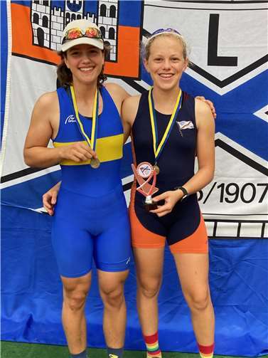 Kirina Lommel (li.) und Hanna Sopp nach ihrem Sieg im U19 Doppelzweier. Foto: RGL