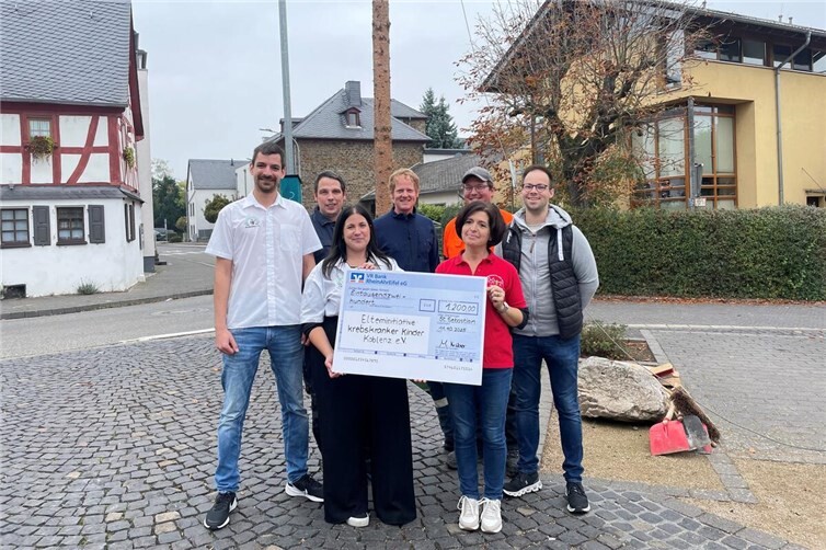 Kirmesbaum-Versteigerung: 1.200 Euro für den guten Zweck  Kirmes mit gutem Zweck: Baumversteigerung bringt 1.200 Euro. Foto: privat