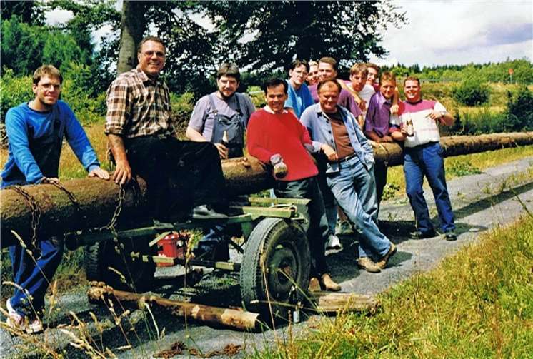Kirmesbaum beim Holen von Franz: Der Männergesangverein Frohsinn beim Holen des Kirmesbaumes.  Fotos: Archiv Winfried Himmerich