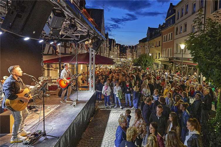 Kirmesbesucher erleben an allen Kirmestagen Live-Bands von Cover, Soul, Rock bis hin zu Schlager. Und das bei freiem Eintritt! Fotos: Stadt Montabaur | Nitz Fotografie