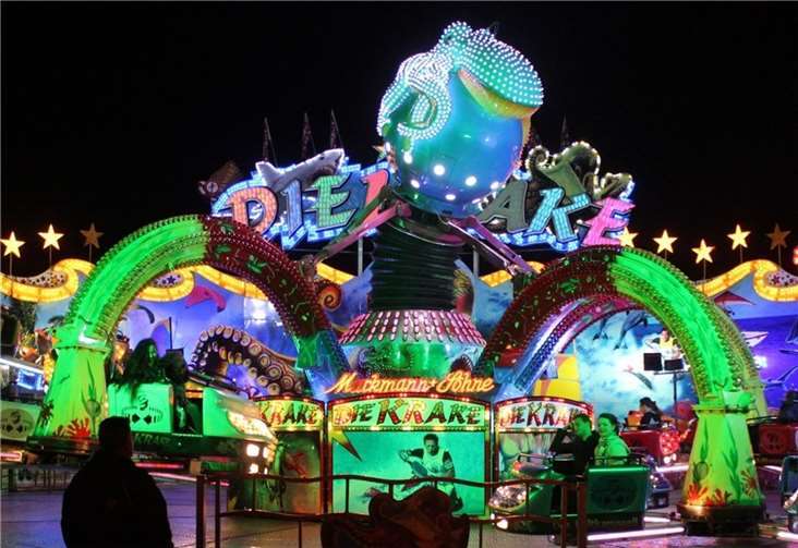 Kirmesbesucher können sich auf rasante Action auf den Fahrtgeschäften freuen.Archiv