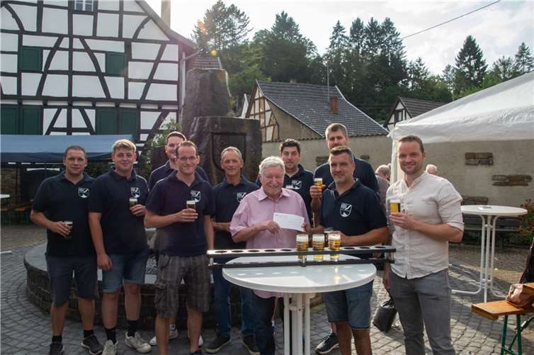 Kirmeseröffnung im Kreise der Stadtsoldaten in Gönnersdorf. (vorne v.l.): Gerd Kaiser, 1. Beigeordneter der VG Bad Breisig, Dennis Schütz, 1. Vorsitzende der Stadtsoldaten und Andreas Heuser Ortsbürgermeister von Gönnersdorf.  Foto: POE