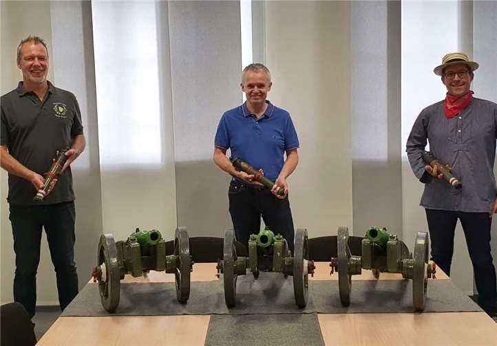 Kirmesgesellschaft und Ortsgemeinde freuen sich über wieder Instand gesetzten Böllerkanonen.Foto: privat