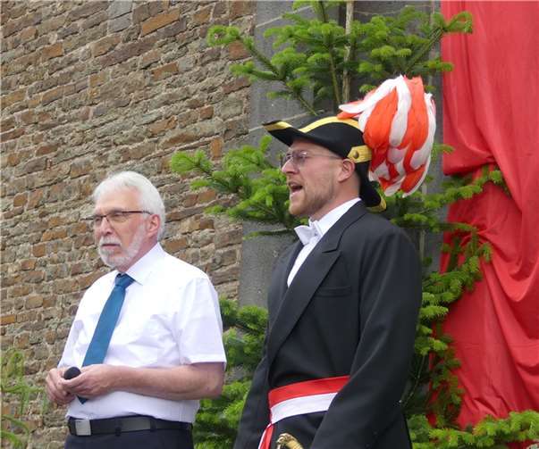 Kirmeshauptmann Philipp Scholz und seine Kirmesjungen wurden von Pastor Floeck empfangen.