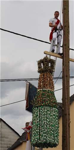 Kirmesjunge Dane Kesselheim trägtaus schwindelnder Höhe den Spruch vor.