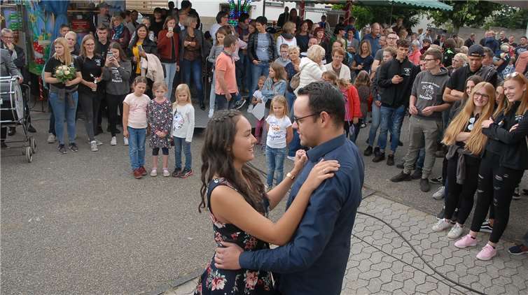 Kirmesjunge und -mädchen sind in diesem Jahr JanGoldhausen und Chantale Mae-Kasper. Auf dem Kirmesplatz tanzten sie zu den Klängen des Musikvereins Nauort.