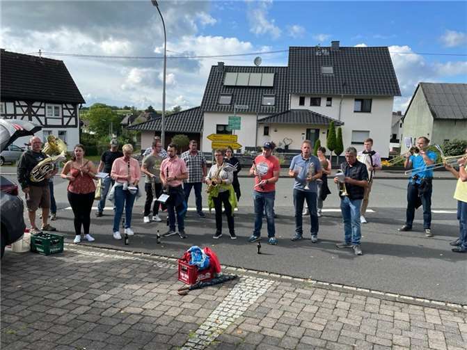 Kirmesmusik am Feuerwehrhaus und das Wetter hat mitgespielt.