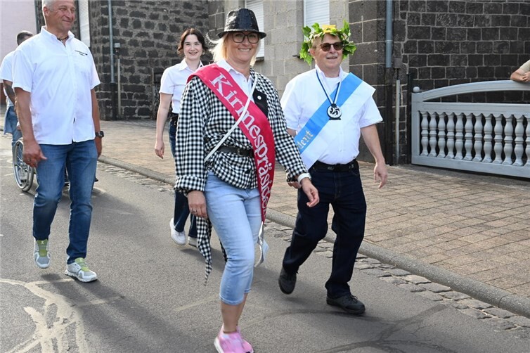 Kirmespräsidentin Tina Weber beim Einmarsch auf den Mehrgenerationenplatz. Foto: SK 