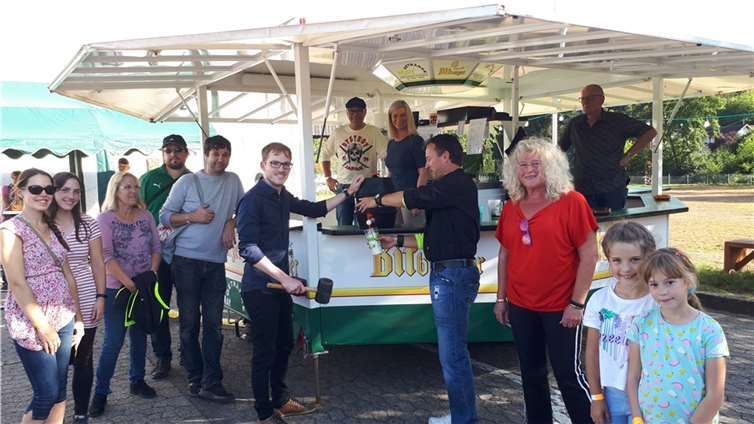 Kirmessamstag durfte auch der traditionelle Fassanstich nicht fehlen. Ortsbürgermeister Sebastian Schmitt (li.) und der Vorsitzende der Alte Herren Niederdürenbach Mike Barth (re.) nahmen diesen vor. Foto: privat