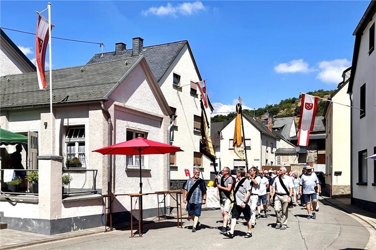 Kirmesumzug von der Kirche zum Saalbau „Zur Nette“  2025