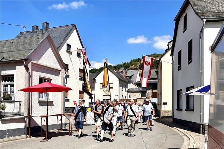 Kirmesumzug von der Kirche zum Saalbau „Zur Nette“ 2025.