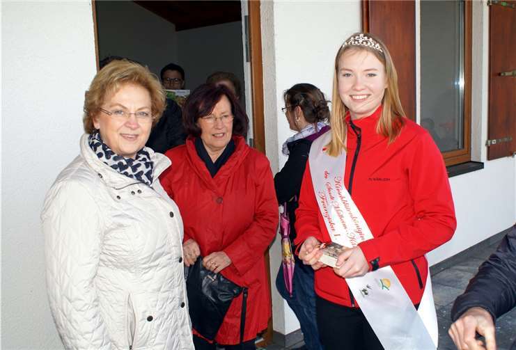 Kirschblütenkönigin Franziska I. war eine gefragte Ansprechpartnerin am Zwischenstopp an der Schutzhütte des Obstlehrpfades.