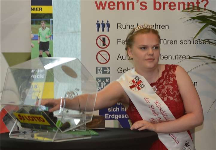 Kirschblütenkönigin Marie I. bei der Auslosung.