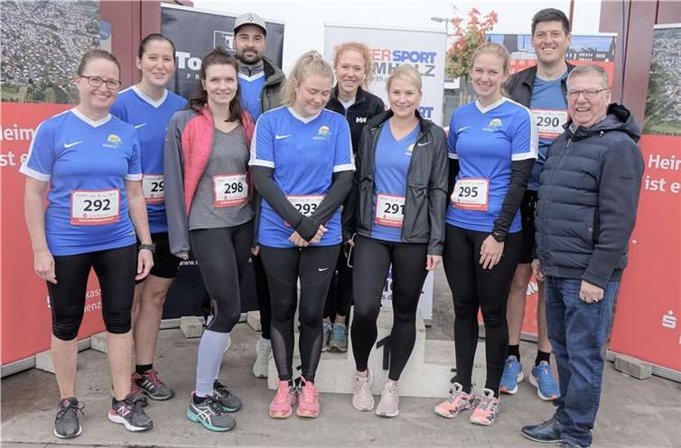 250 Sportler und Sportlerinnen waren am Start Kirschblütenkönigin Marina I. gab nicht nur die Startschüsse für die jeweiligen Startergruppen, sondern nahm auch, gemeinsam mit dem 1. Beigeordneten der Verbandsgemeinde Weißenthurm Winfried Erbar und Organisator Tom Theisen, die Siegerehrungen vor.