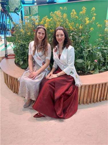 Kirschblütenkönigin Marina I. und Holunderkönigin Maria I. erleben Landwirtschaftsmesse in Berlin Kirschblütenkönigin Marina I. und Holunderkönigin Maria I. in Berlin. Quelle: Verbandsgemeinde Weißenthurm