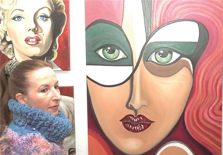 Kirsten Quednau vor einem ihrer Bilder.