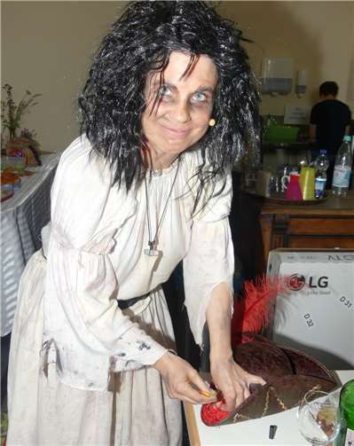 Kirsten Roscher, alias Bettlerkönigin Clopine Trouillefou, bereitet sich auf ihren zeitnahen Auftritt vor.