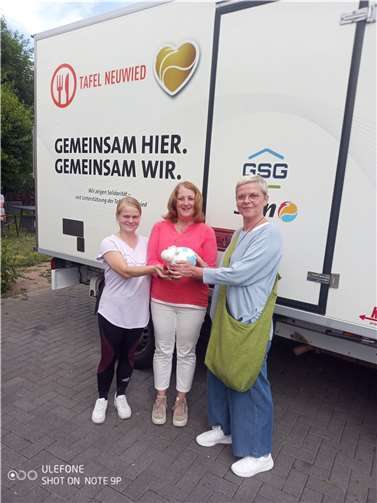 Kirstin Bosecke überreichte den Vertretern der Caritas, Dominique Graf und Elisabeth Adrian, die Spende. Foto: Caritasverband Neuwied